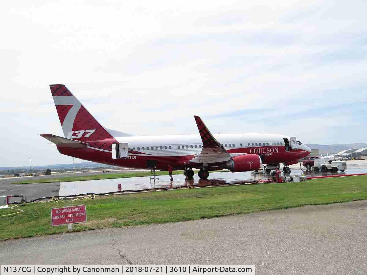 N137CG, 1995 Boeing 737-3H4 C/N 27700, Being made ready for fire work