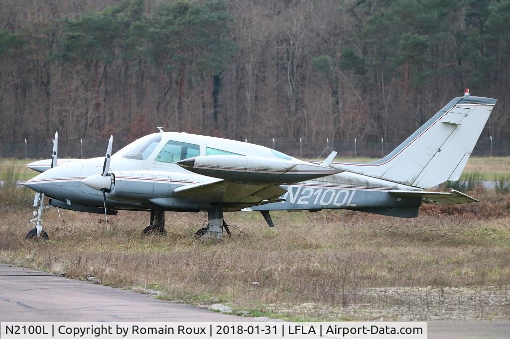 N2100L, 1971 Cessna 310Q C/N 310Q0413, Parked