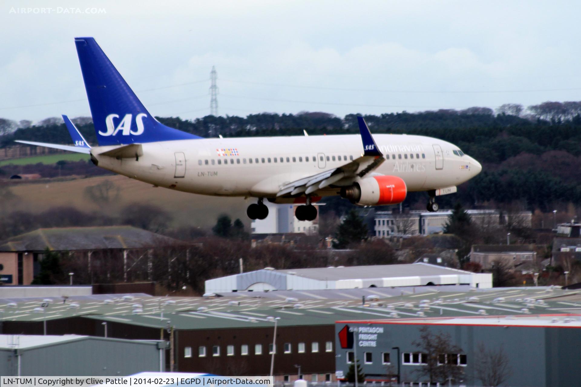 LN-TUM, 2002 Boeing 737-705 C/N 29098, SAS - On finals to ABZ