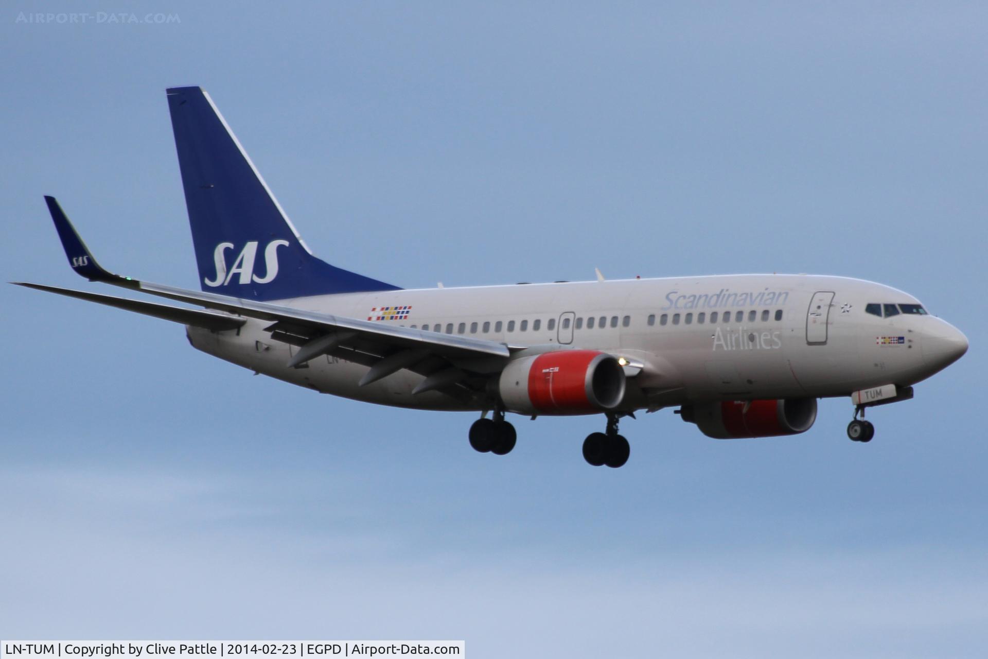 LN-TUM, 2002 Boeing 737-705 C/N 29098, SAS - On finals to ABZ