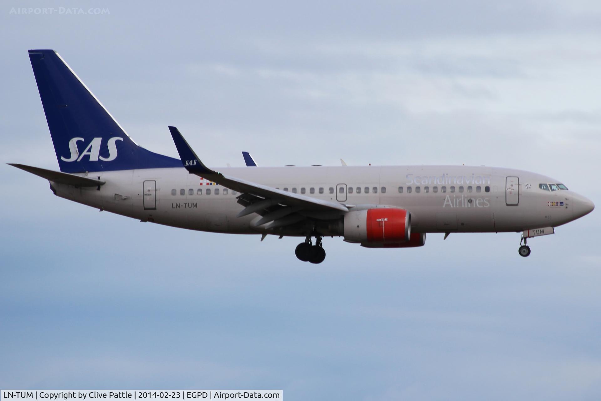 LN-TUM, 2002 Boeing 737-705 C/N 29098, SAS - On finals to ABZ