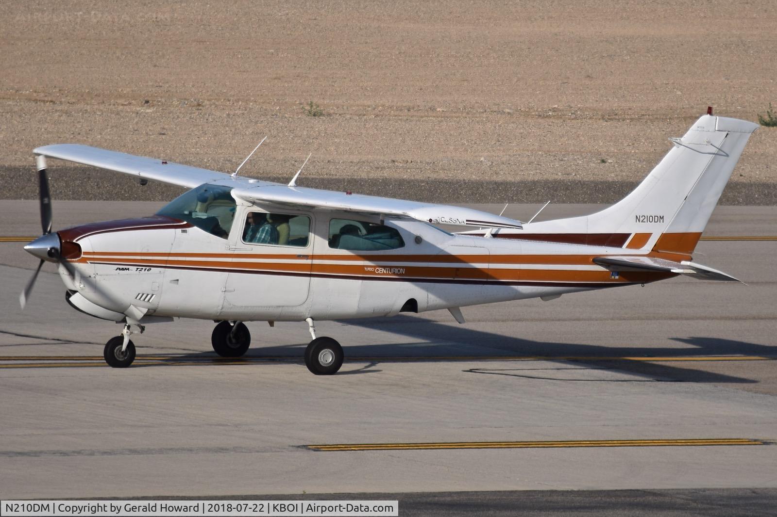 N210DM, Cessna T210M Turbo Centurion C/N 21062902, Taxiing on Alpha.