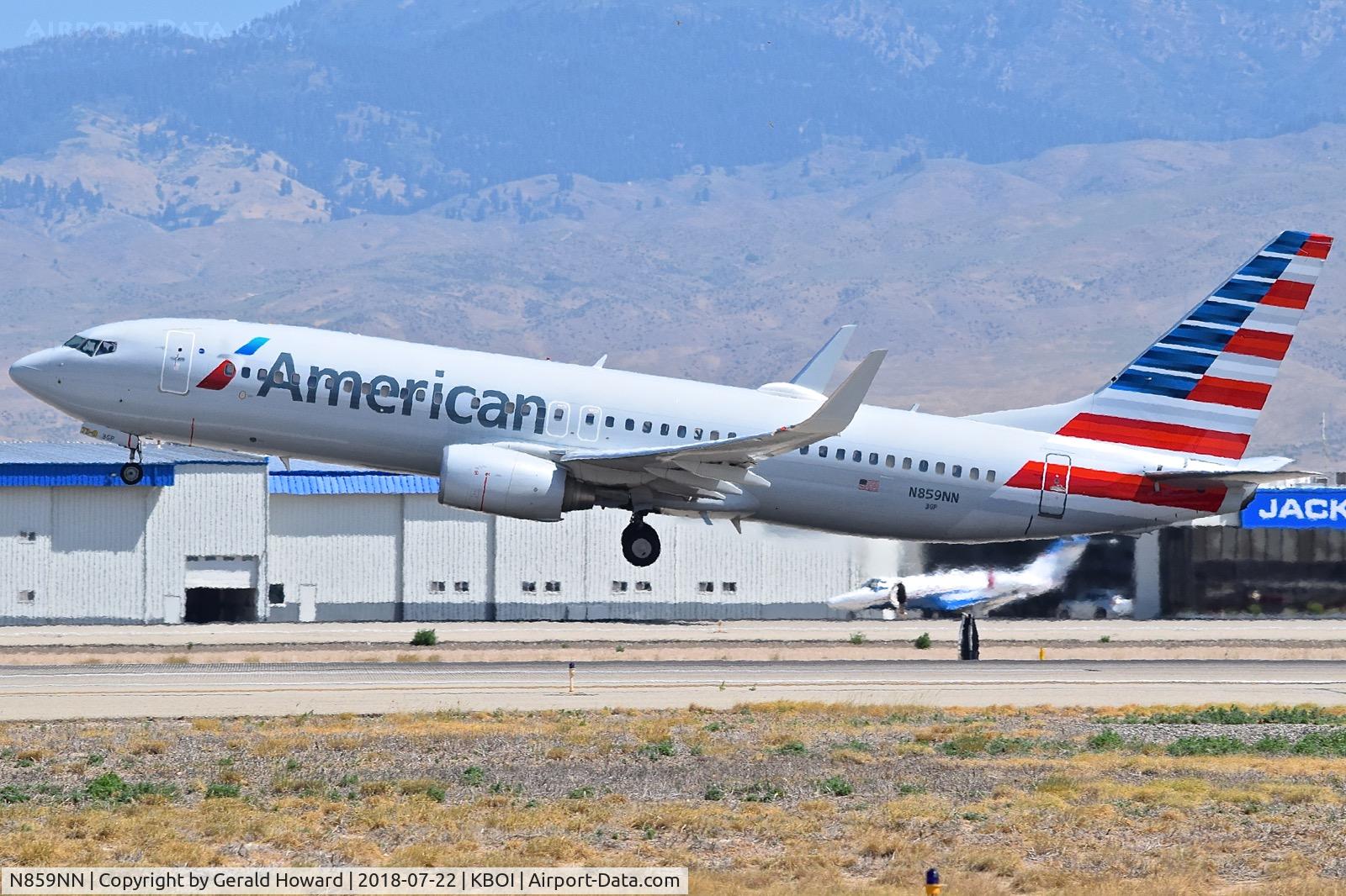 N859NN, Boeing 737-823 C/N 29555, Take off from RWY 28R.