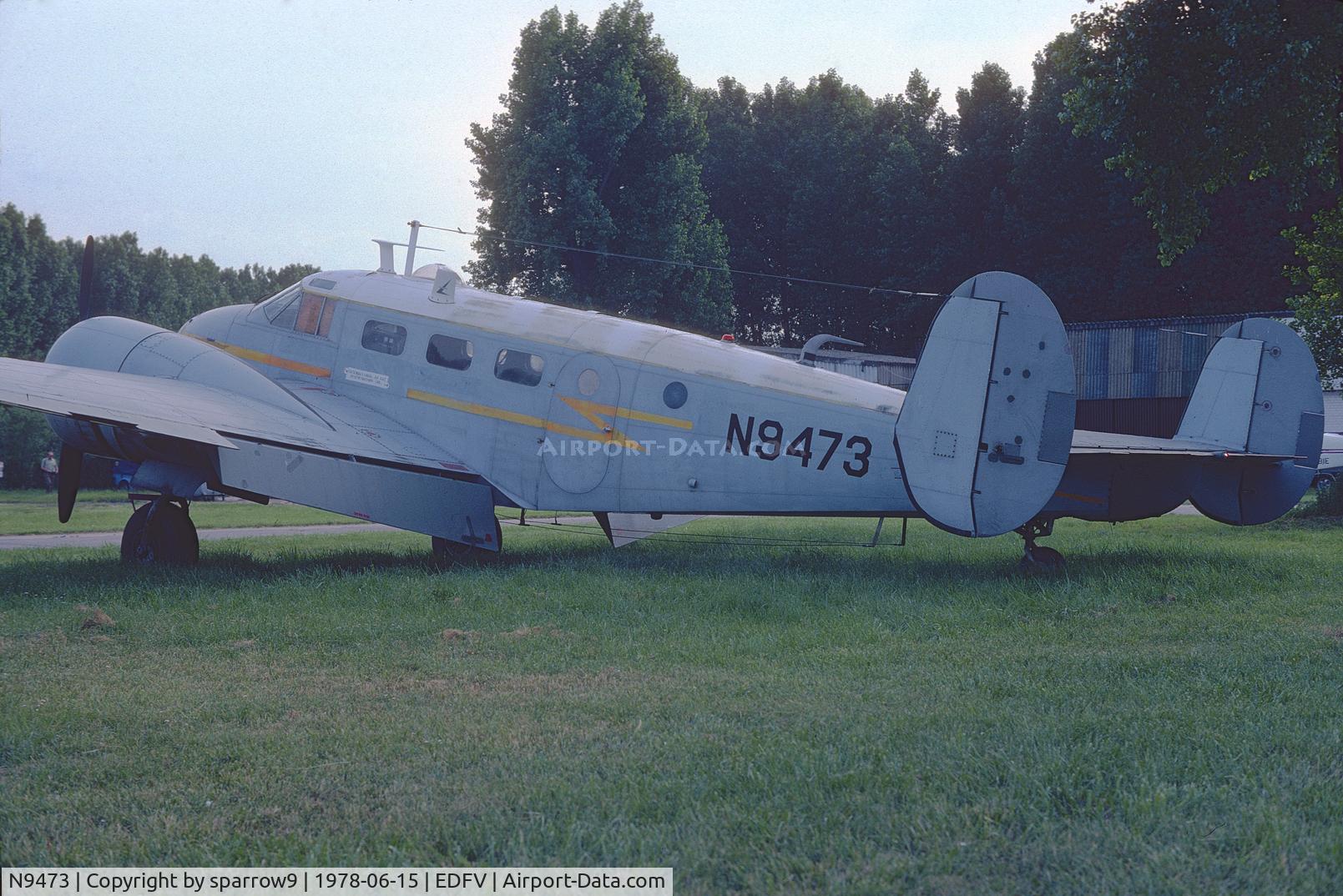 N9473, Beech D18S C/N A473, Scanned from a slide.