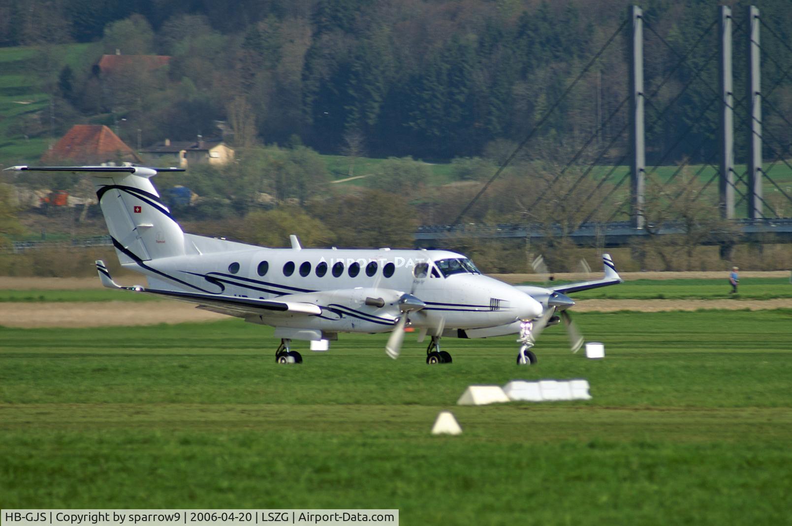 HB-GJS, 2004 Raytheon 350 Super King Air C/N FL-404, Grenchen rwy 25, now 24. HB-registered from 2004-11-22 until 2007-07-06.