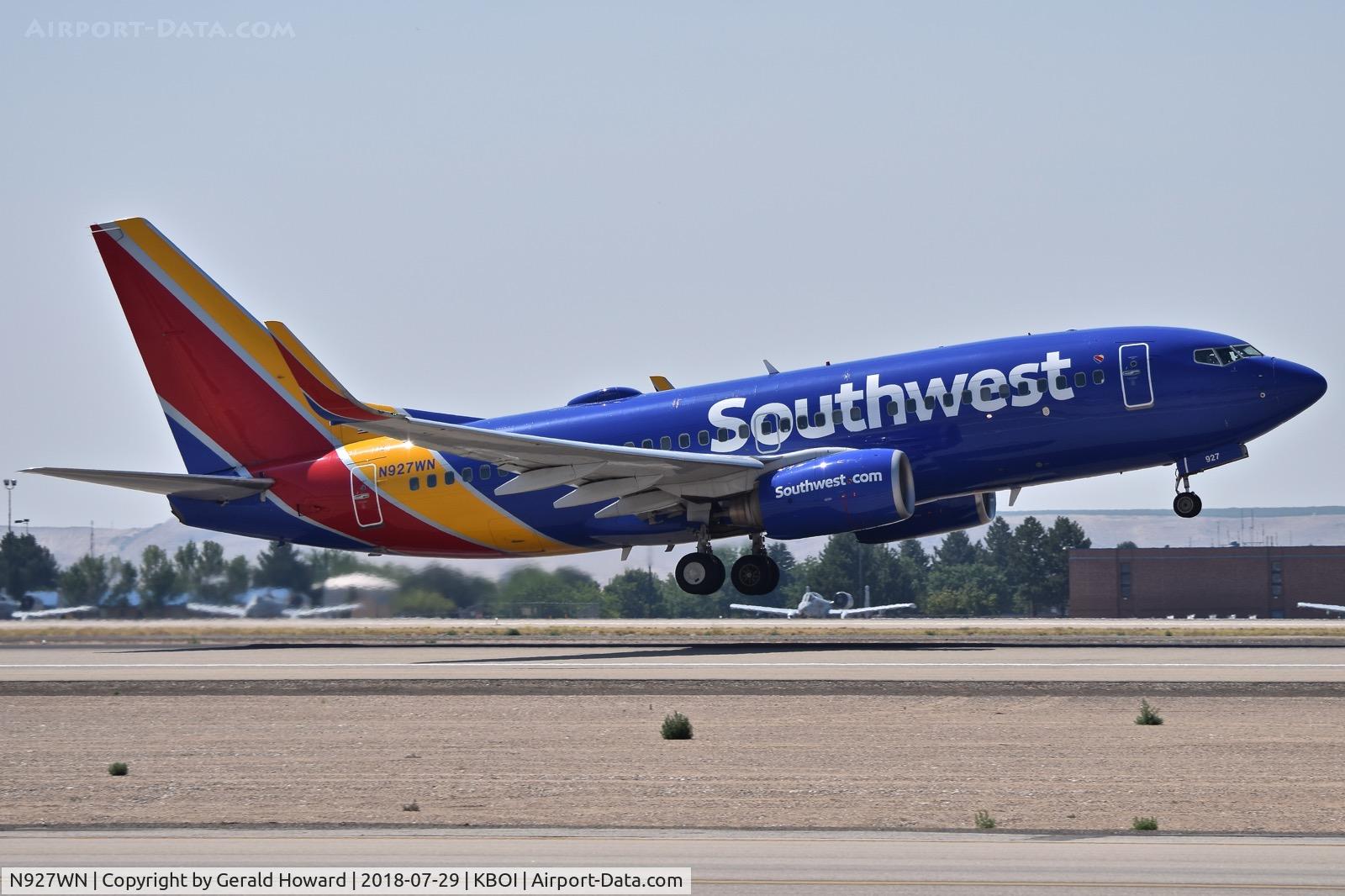 N927WN, 2008 Boeing 737-7H4 C/N 36889, Climb out from RWY 28R.
