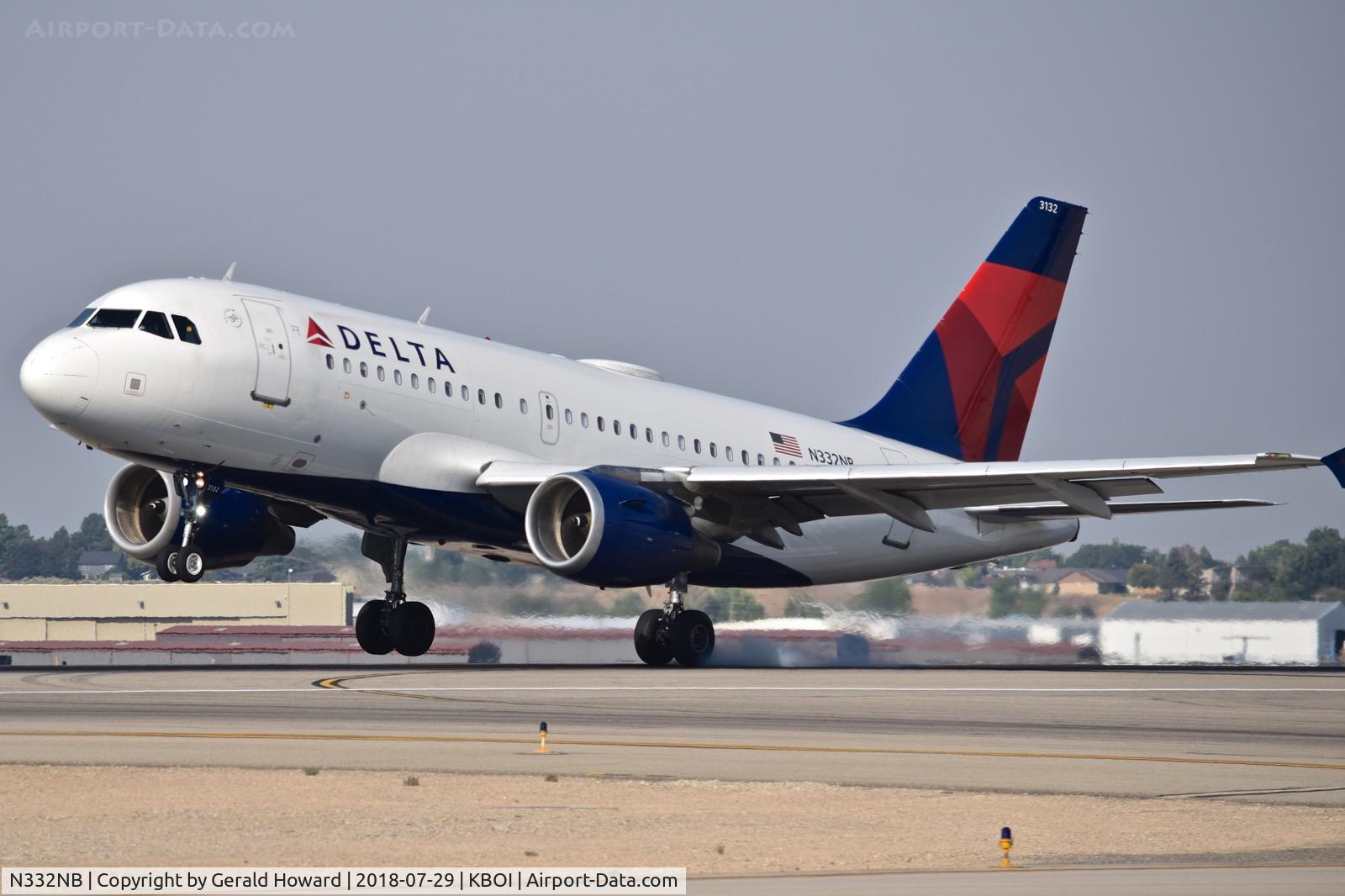 N332NB, 2001 Airbus A319-114 C/N 1570, Landing touch down on RWY 10L.