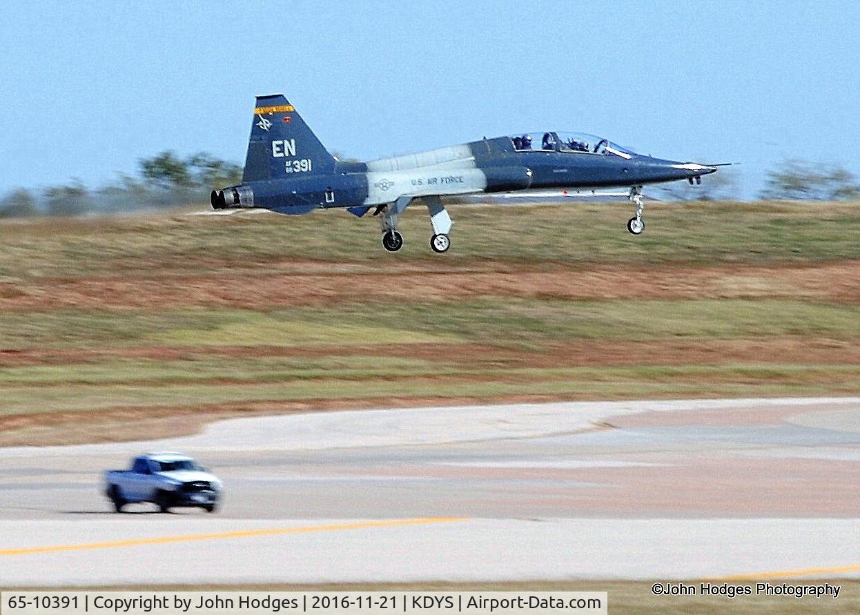 65-10391, 1965 Northrop T-38C-55-NO Talon C/N 5810, Coming in