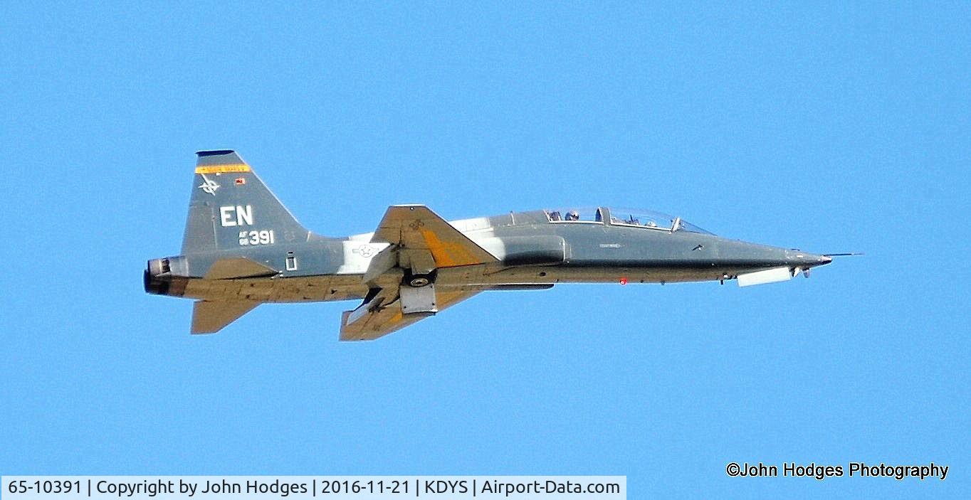 65-10391, 1965 Northrop T-38C-55-NO Talon C/N 5810, Gear going up