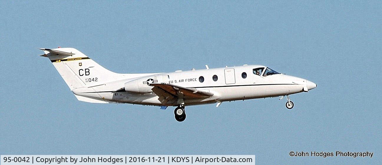 95-0042, 1995 Beechcraft T-1A Jayhawk C/N TT-151, On approach to 16