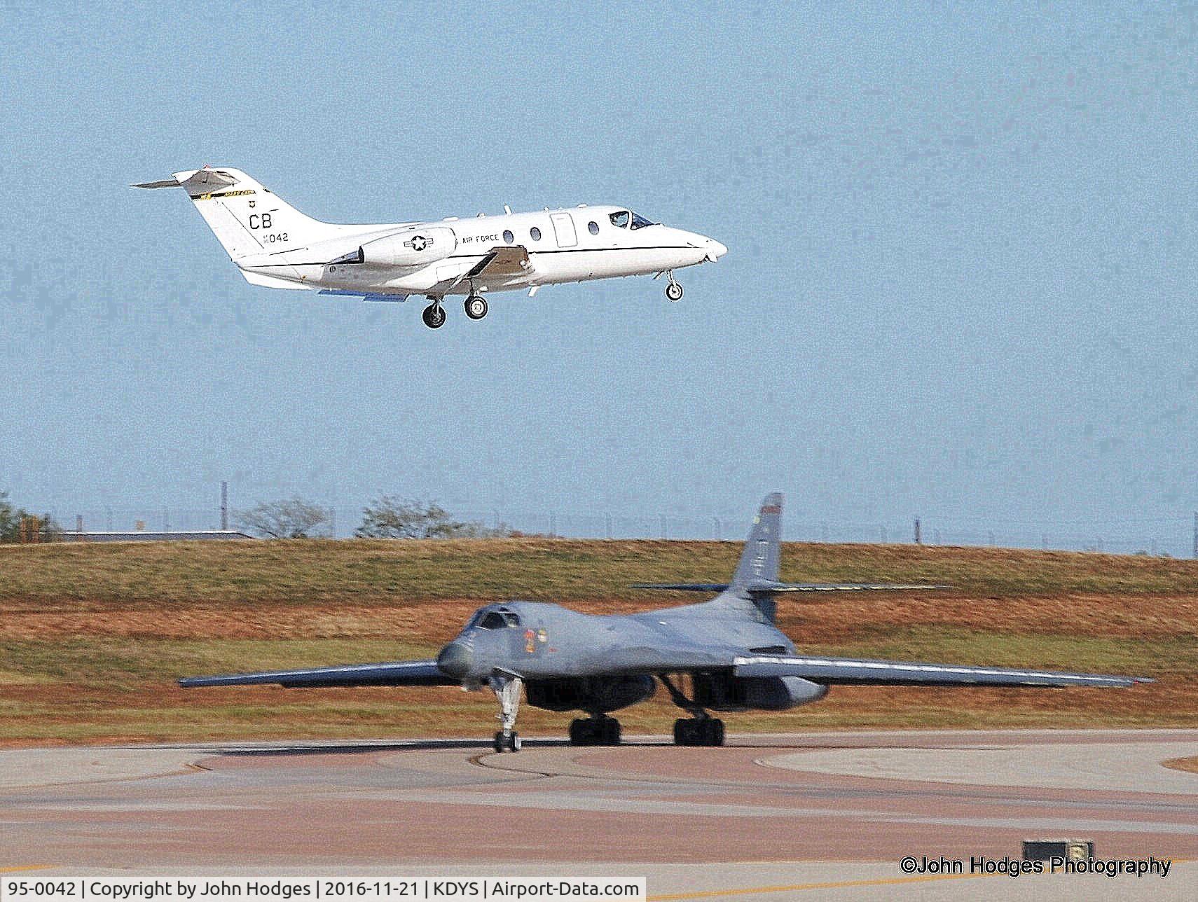 95-0042, 1995 Beechcraft T-1A Jayhawk C/N TT-151, coming in with a BONE waiting
