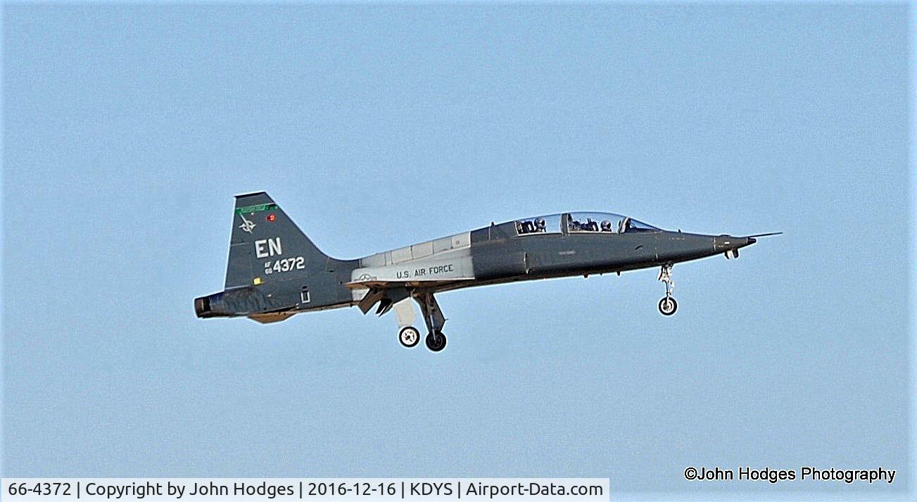 66-4372, Northrop T-38A Talon C/N T.6003, shooting the approach