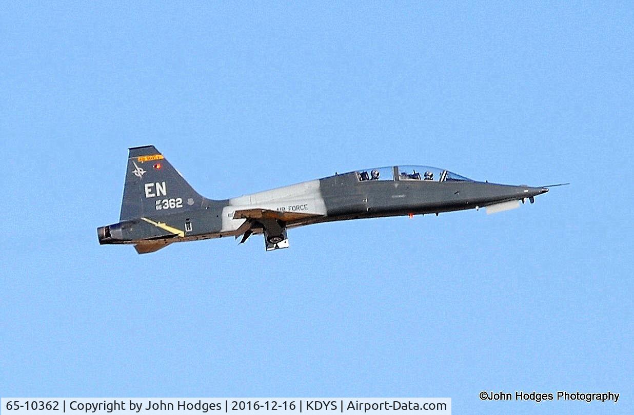 65-10362, 1965 Northrop T-38A-60-NO Talon C/N 5781A, moving along