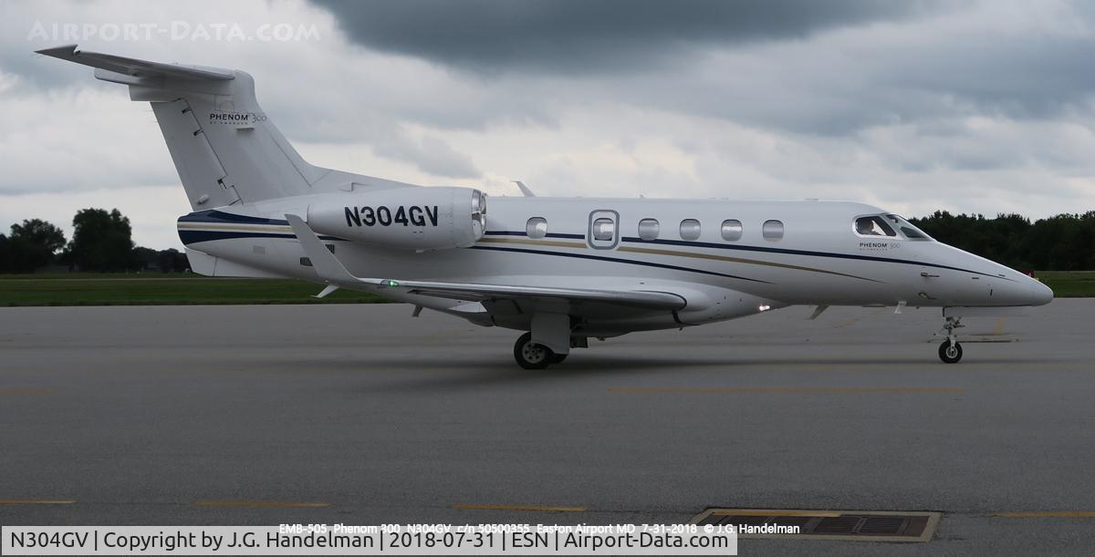 N304GV, 2016 Embraer EMB-505 Phenom 300 C/N 50500355, Taxiing.