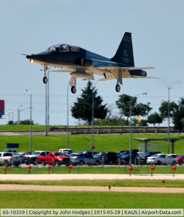 65-10359, 1965 Northrop T-38C-55-NO Talon C/N 65-10359, coming into KAUS