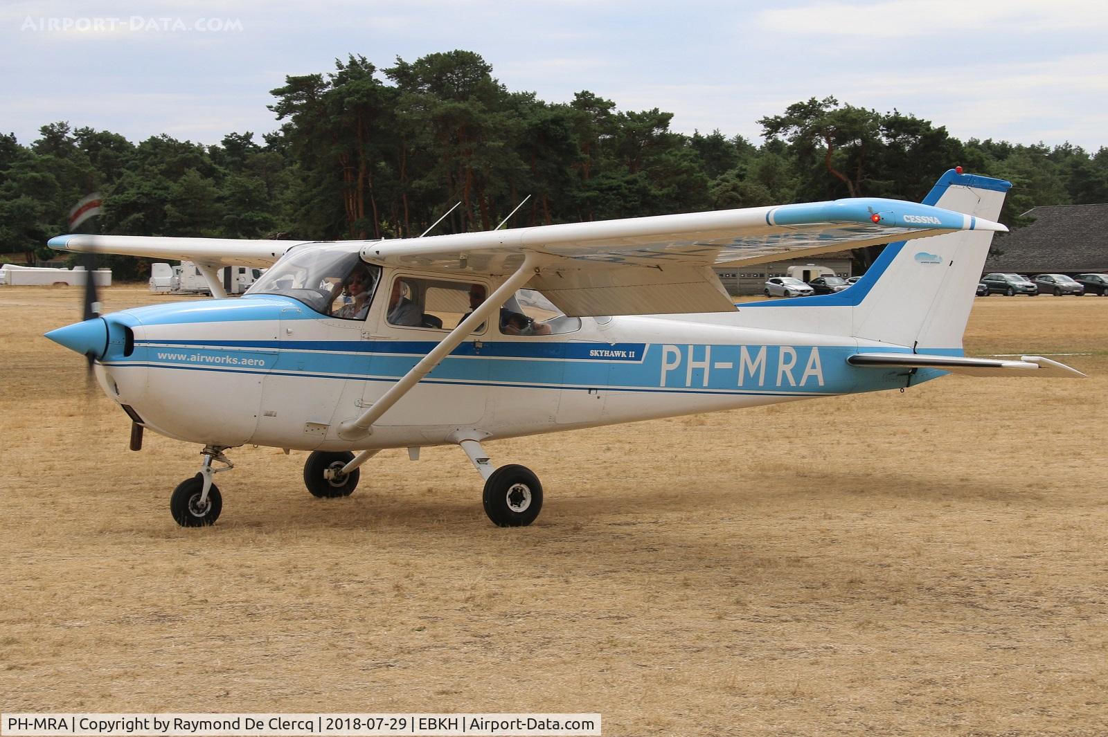 PH-MRA, Cessna 172M Skyhawk II C/N 17266964, Keiheuvel Fly in.