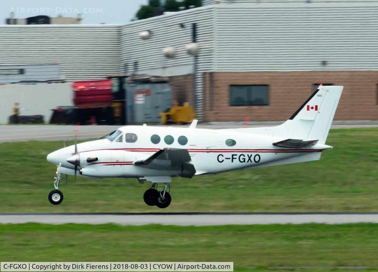 C-FGXO, 1989 Beech C90A King Air C/N LJ-1200, Landing on rwy 25.