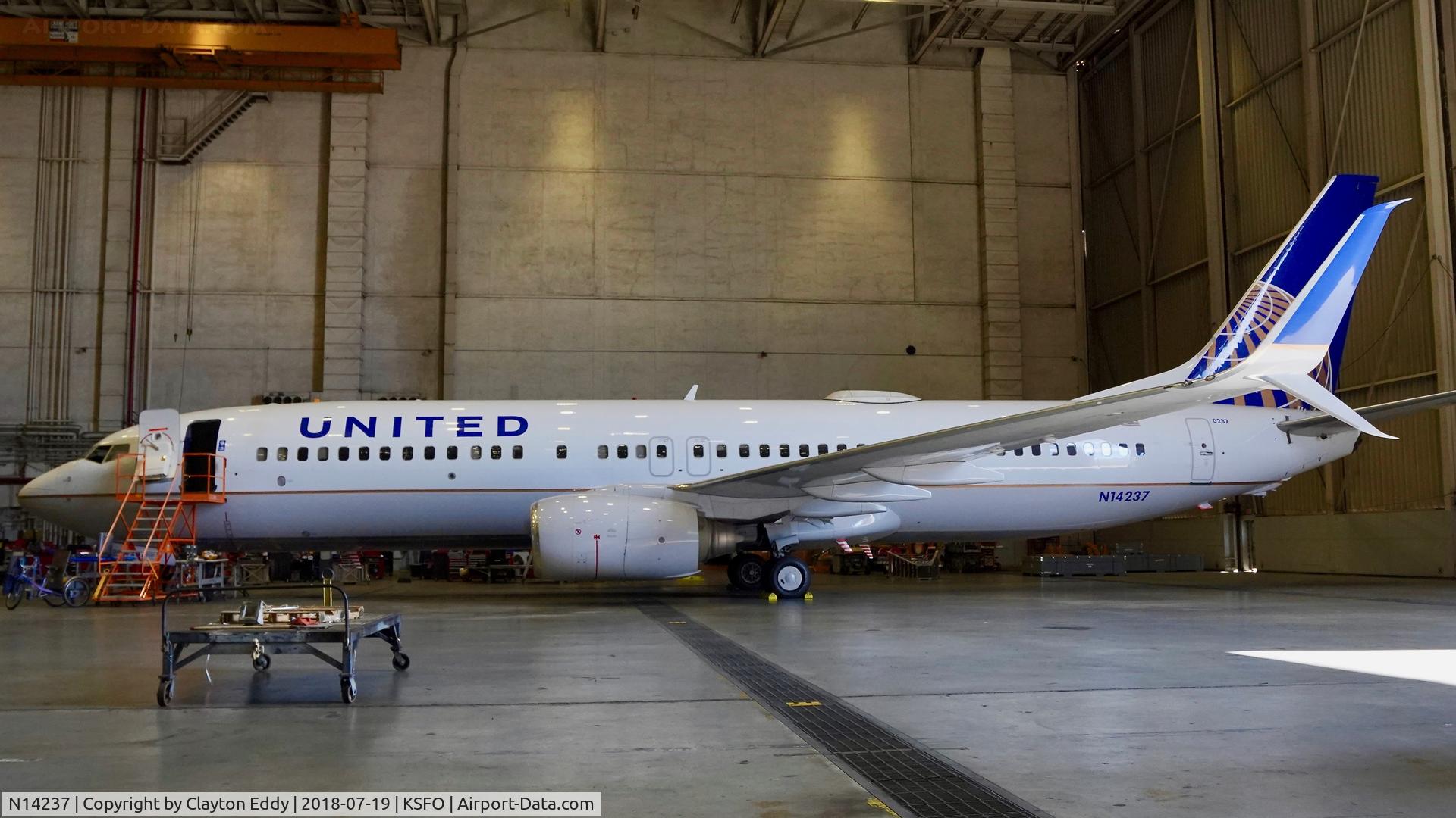 N14237, 1999 Boeing 737-824 C/N 28802, SFO 2018.