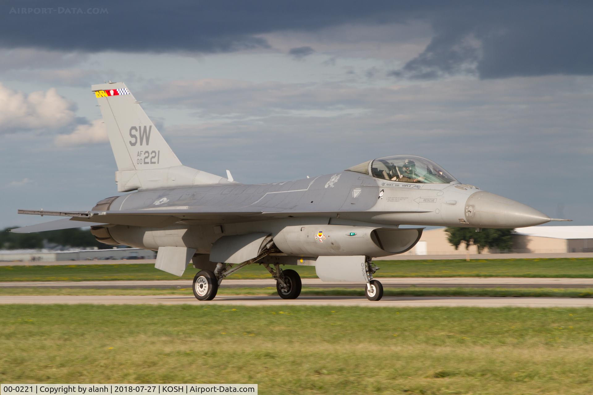 00-0221, Lockheed Martin F-16CM Fighting Falcon C/N CC-183, Taxiing for Heritage Flight performance, AirVenture 2018