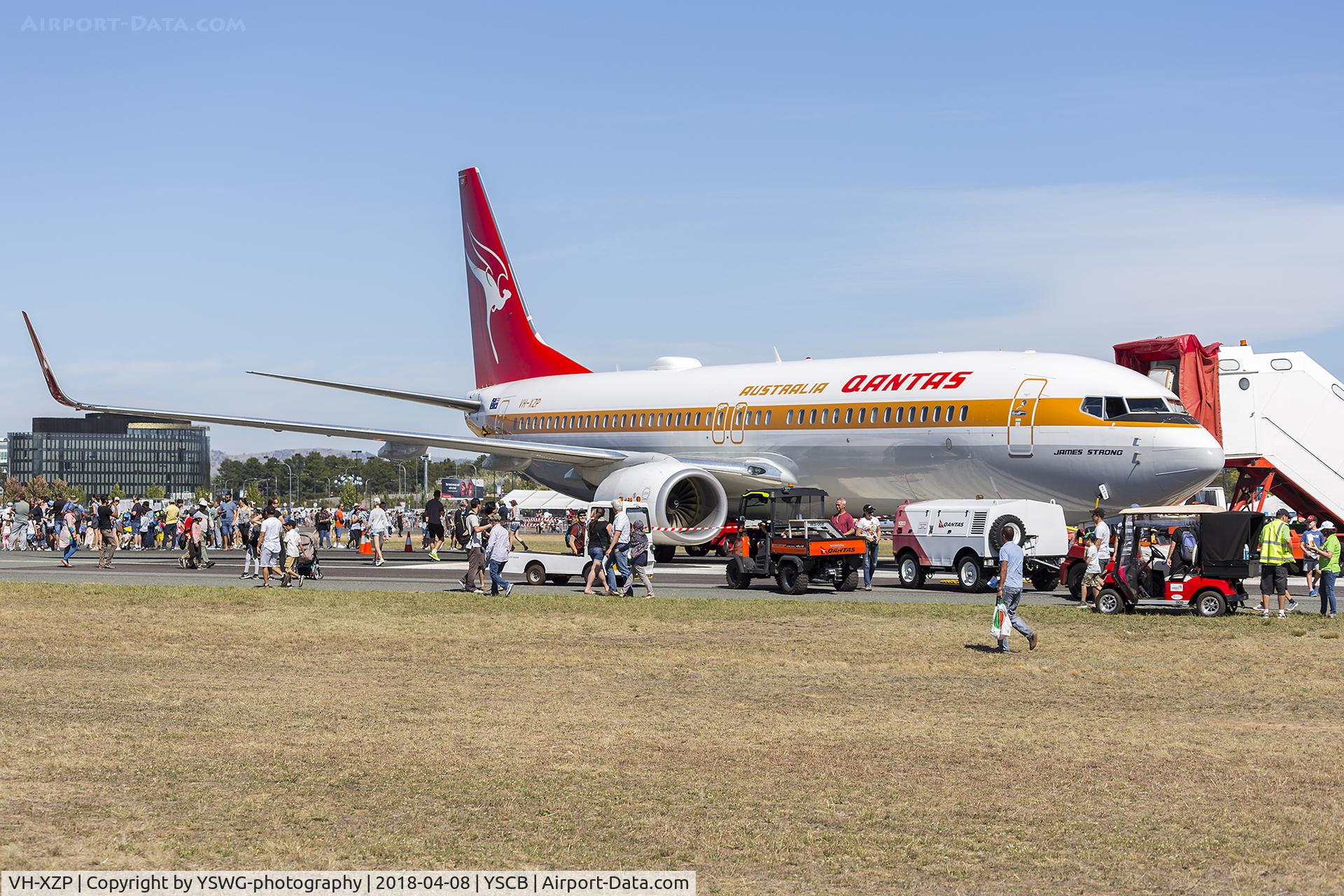 VH-XZP, 2014 Boeing 737-838 C/N 44577, Qantas (VH-XZP) Boeing 737-838 (WL) in 'retro roo' livery on display at the 2018 Canberra Airport open day