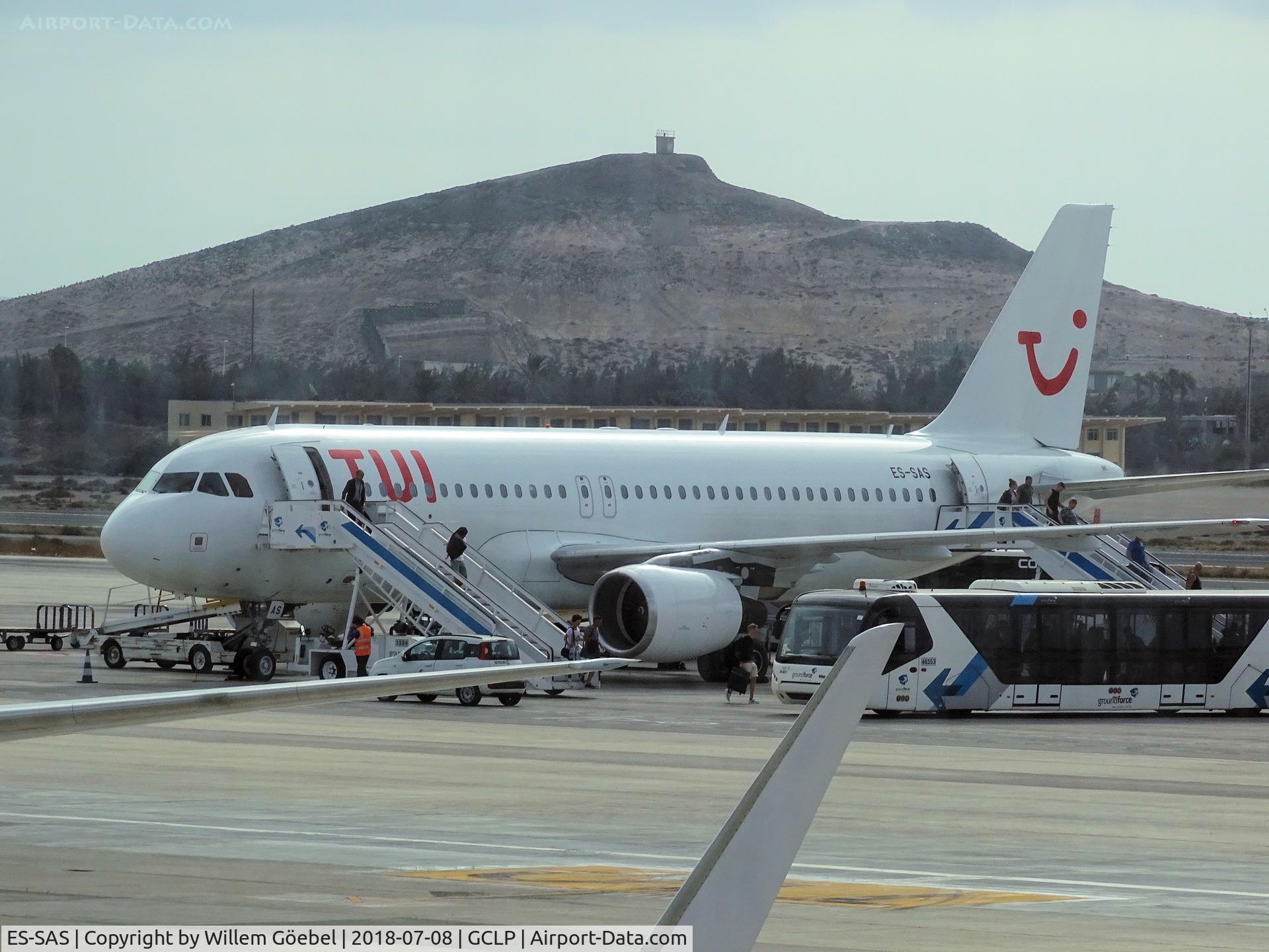 ES-SAS, 2002 Airbus A320-214 C/N 1725, Parking on platform of LPA