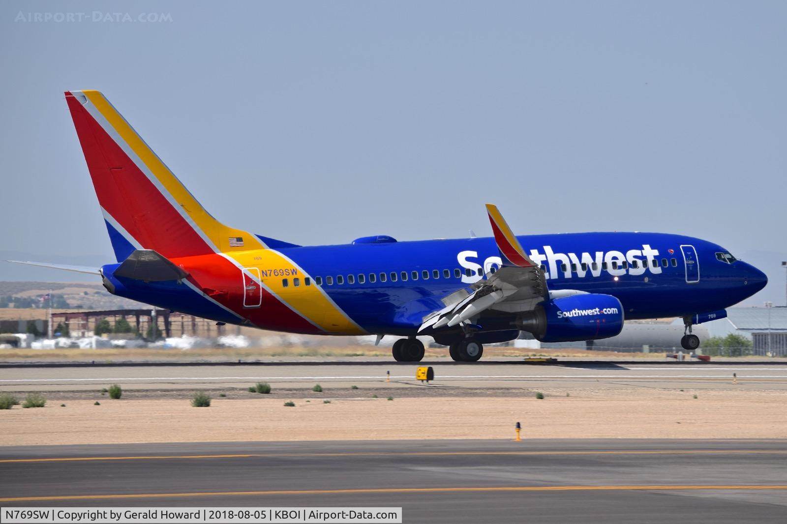 N769SW, 2000 Boeing 737-7H4 C/N 30588, Landing RWY 28R.