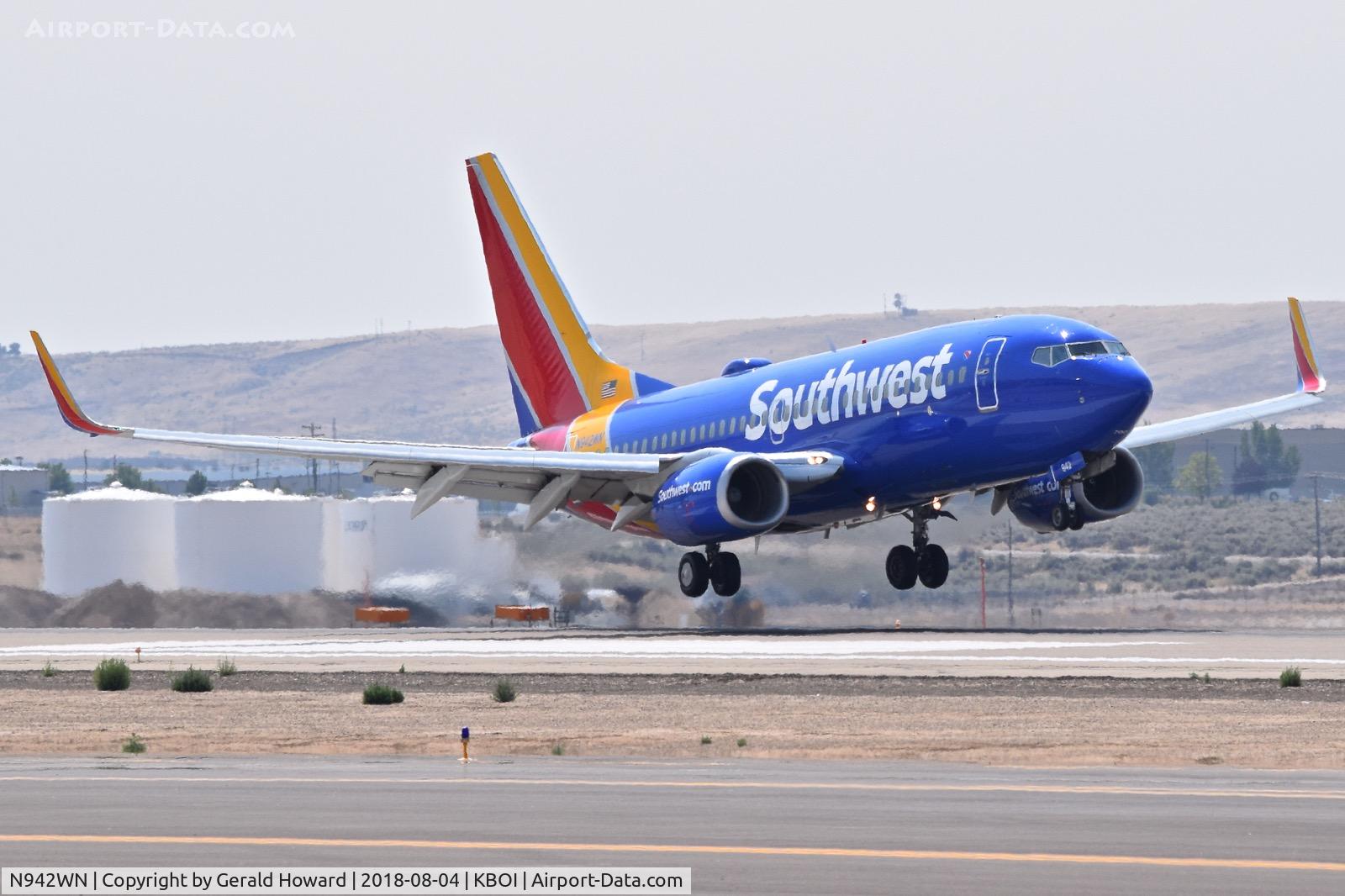 N942WN, 2009 Boeing 737-7H4 C/N 36648, Landing RWY 28R.