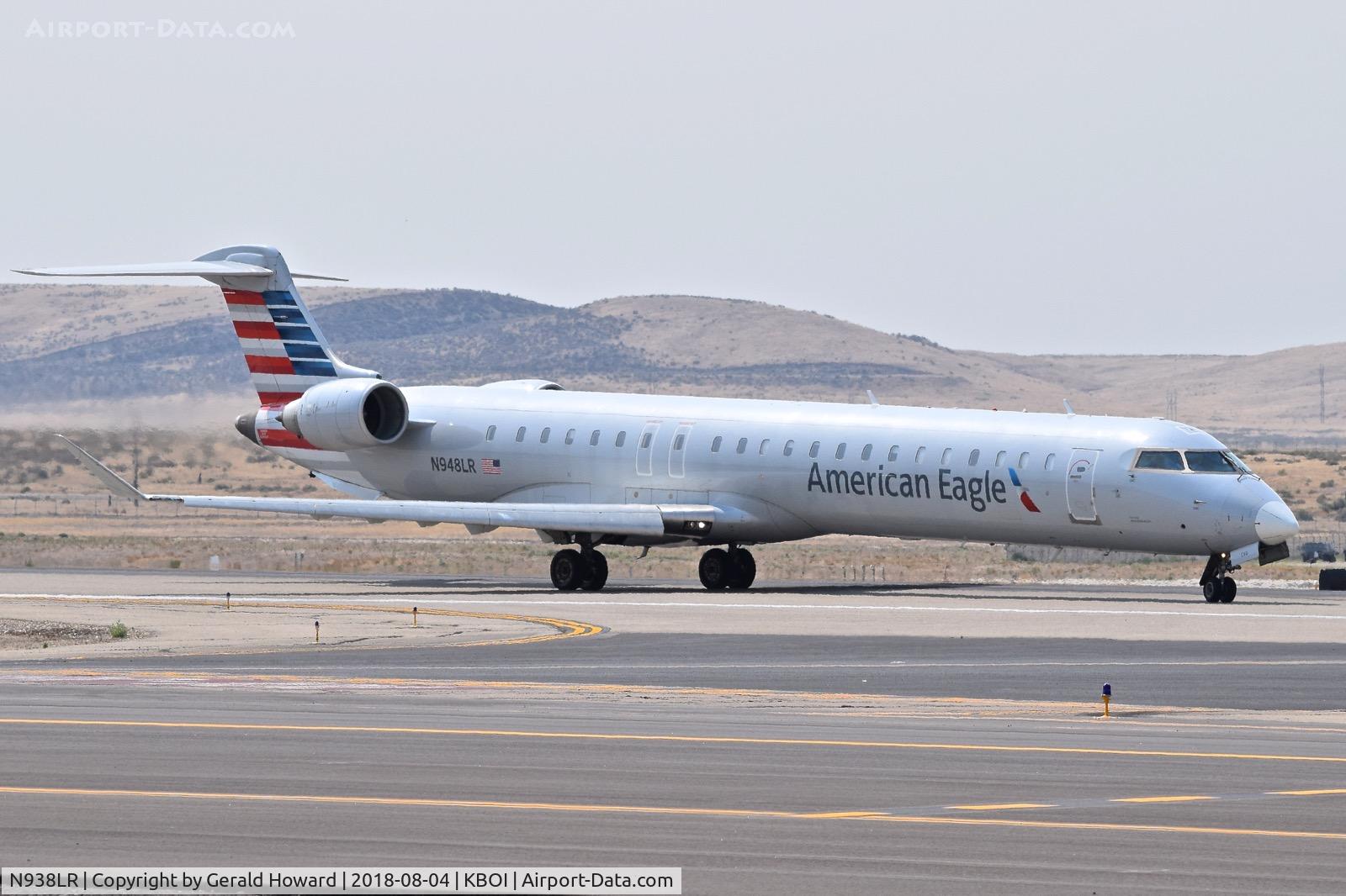 N938LR, 2005 Bombardier CRJ-900ER (CL-600-2D24) C/N 15038, Turning off RWY 28R.