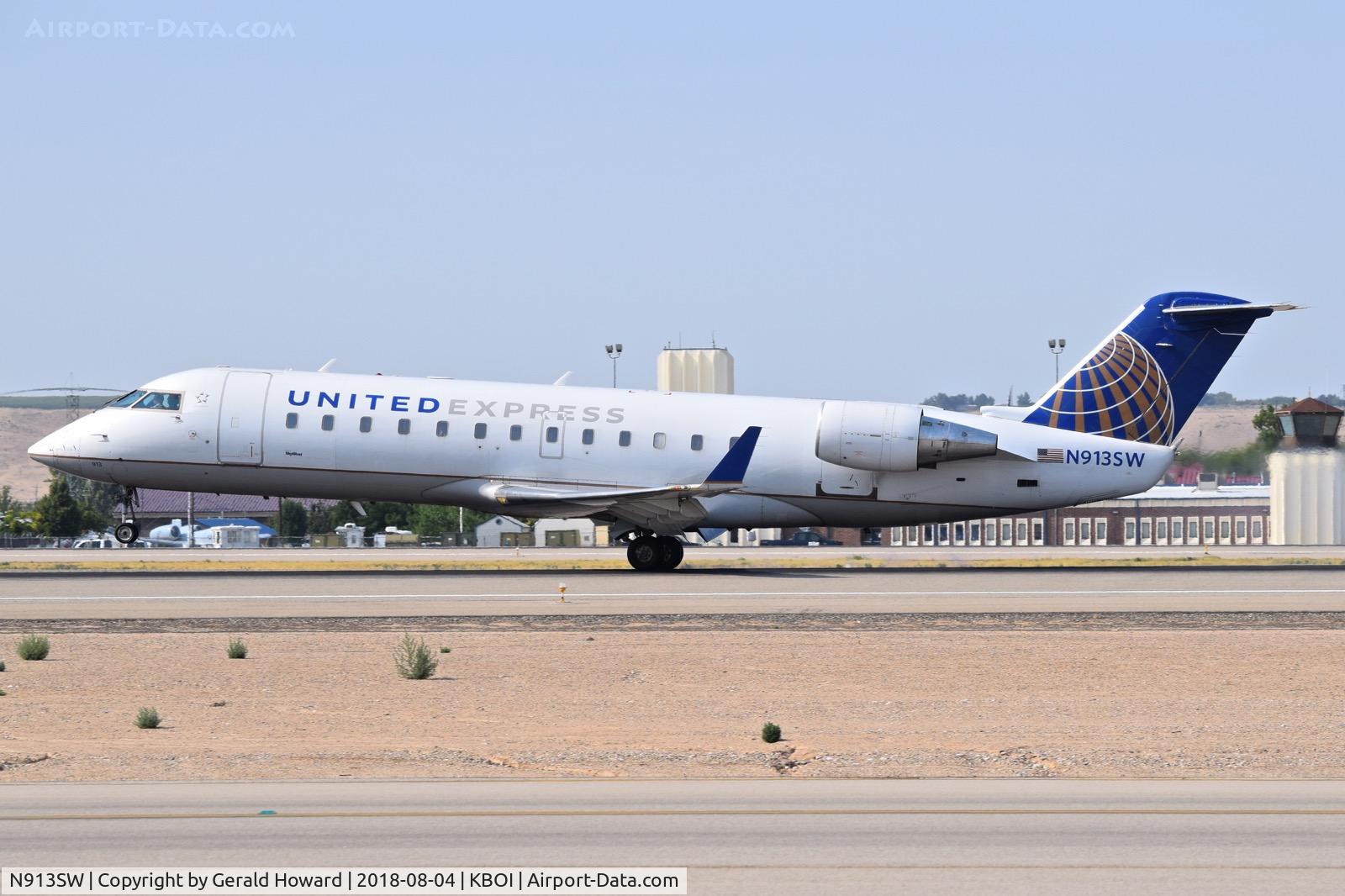 N913SW, 2001 Bombardier CRJ-200ER (CL-600-2B19) C/N 7597, Landing RWY 10L.