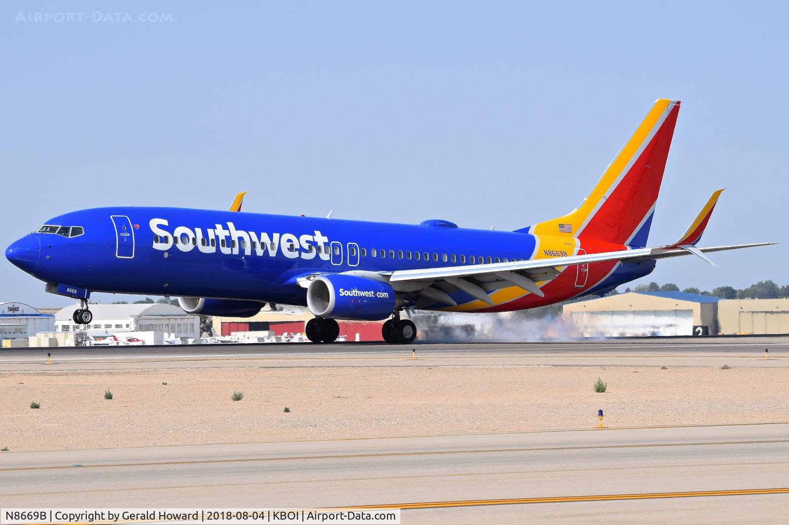 N8669B, 2015 Boeing 737-8H4 C/N 36655, Landing RWY 10L.