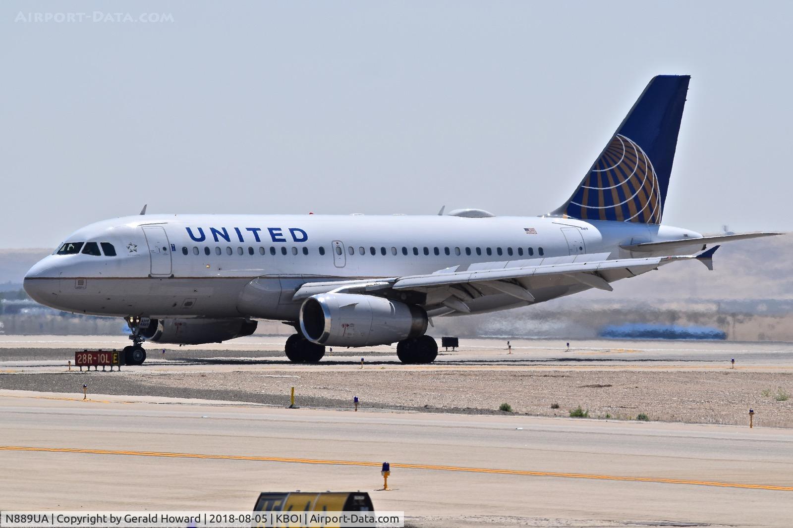 N889UA, 2005 Airbus A319-132 C/N 2667, Turning off RWY 28R.