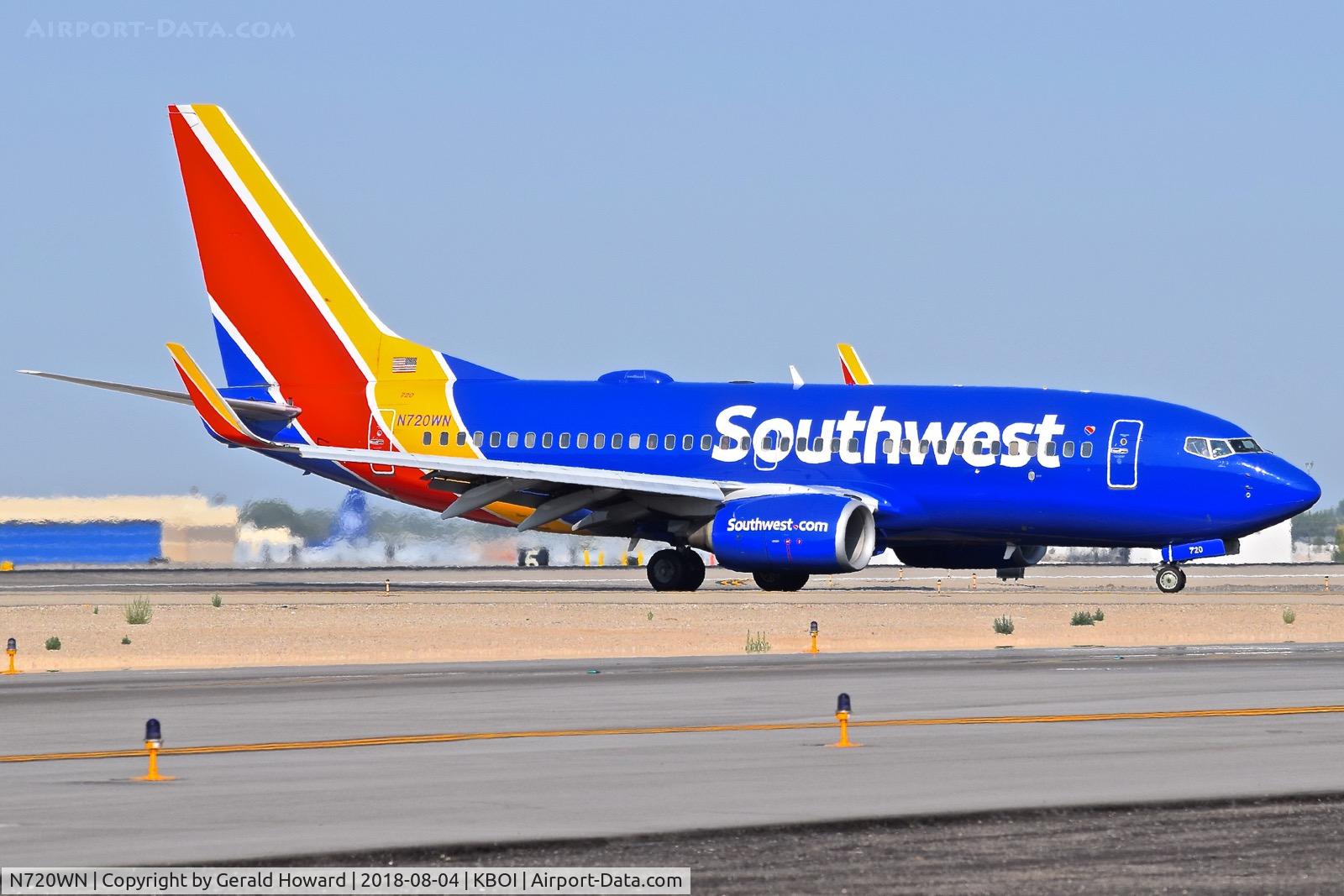 N720WN, 1998 Boeing 737-7H4 C/N 27854, Turning off RWY 10L.