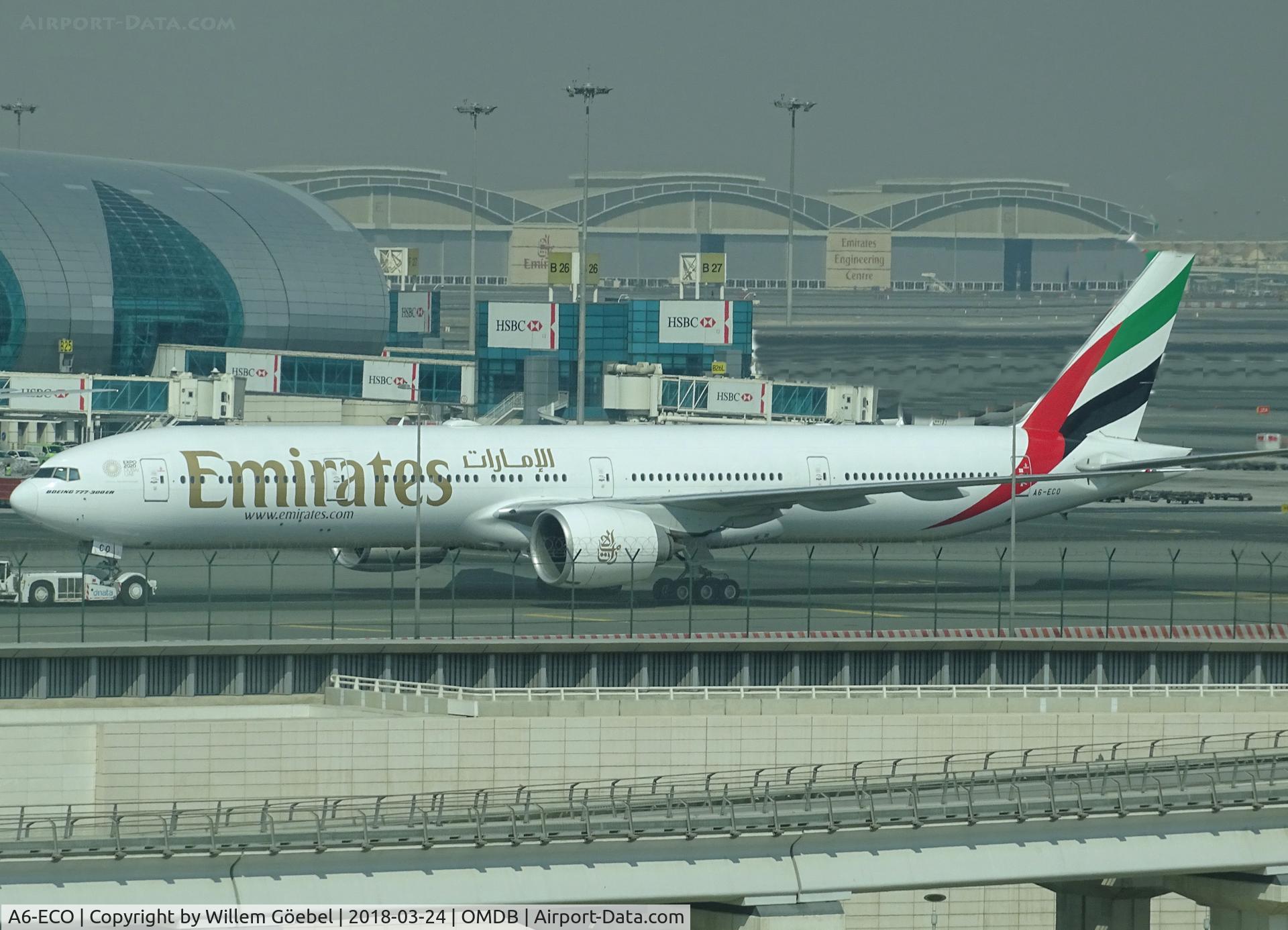 A6-ECO, 2009 Boeing 777-36N/ER C/N 37706, Drive to te gate of DXB
