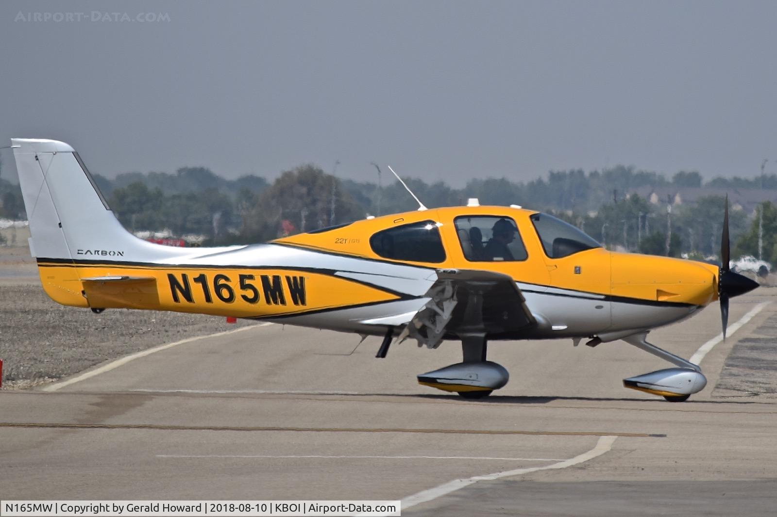 N165MW, 2016 Cirrus SR22T C/N 1420, Taxiing onto the north GA ramp.