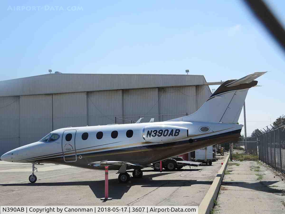 N390AB, 2004 Beech 390 Premier I C/N RB-83, Parked