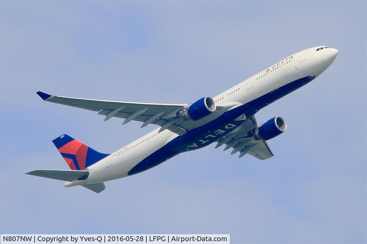 N807NW, 2004 Airbus A330-323 C/N 0588, Airbus A330-323, Take off rwy 06R, Roissy Charles De Gaulle airport (LFPG-CDG)