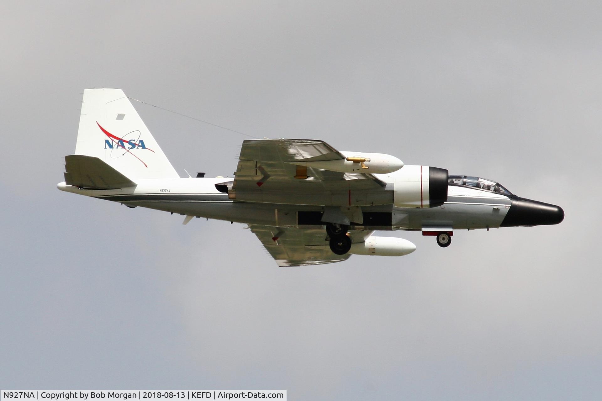 N927NA, 1963 Martin WB-57F Canberra C/N Not found (63-13295), NASA WB-57 on short final at Ellington Field, Rwy 17R.