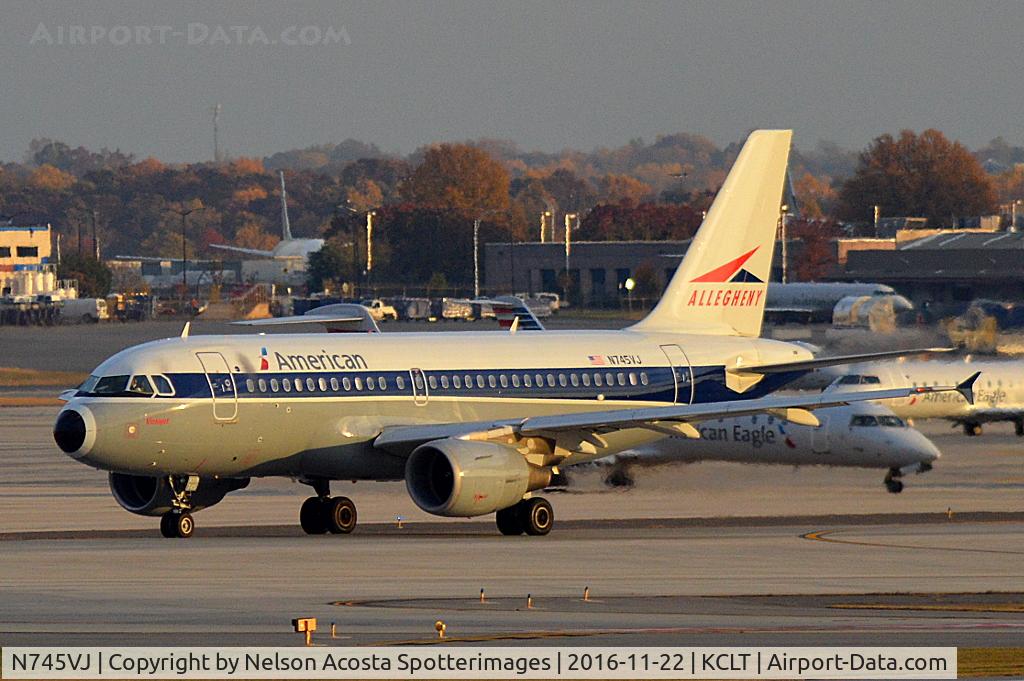 N745VJ, 2000 Airbus A319-112 C/N 1289, Vistajet taxiing down echo.