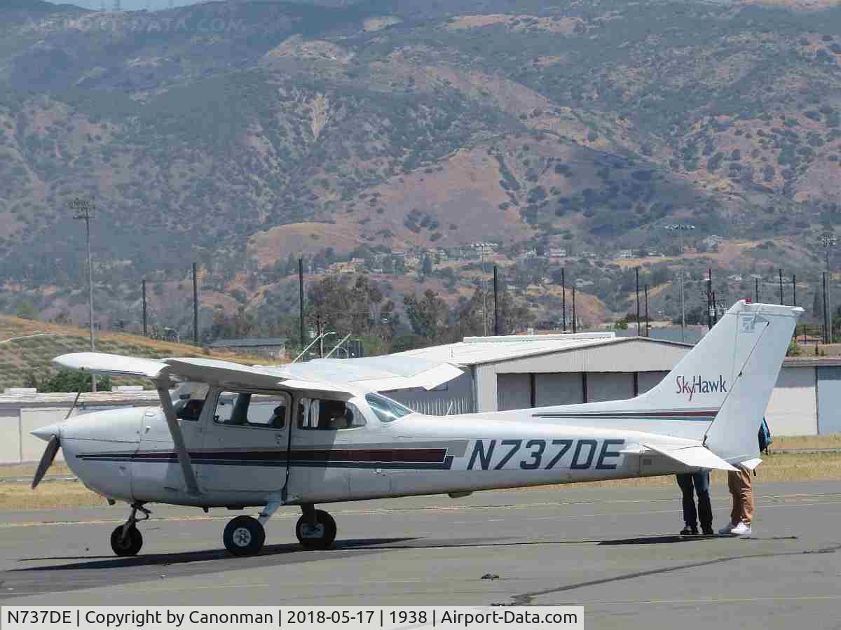 N737DE, 1977 Cessna 172N C/N 17269331, Parked