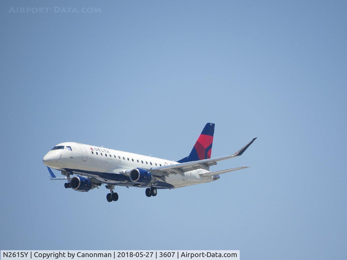 N261SY, 2017 Embraer 175LR (ERJ-170-200LR) C/N 17000704, Landing