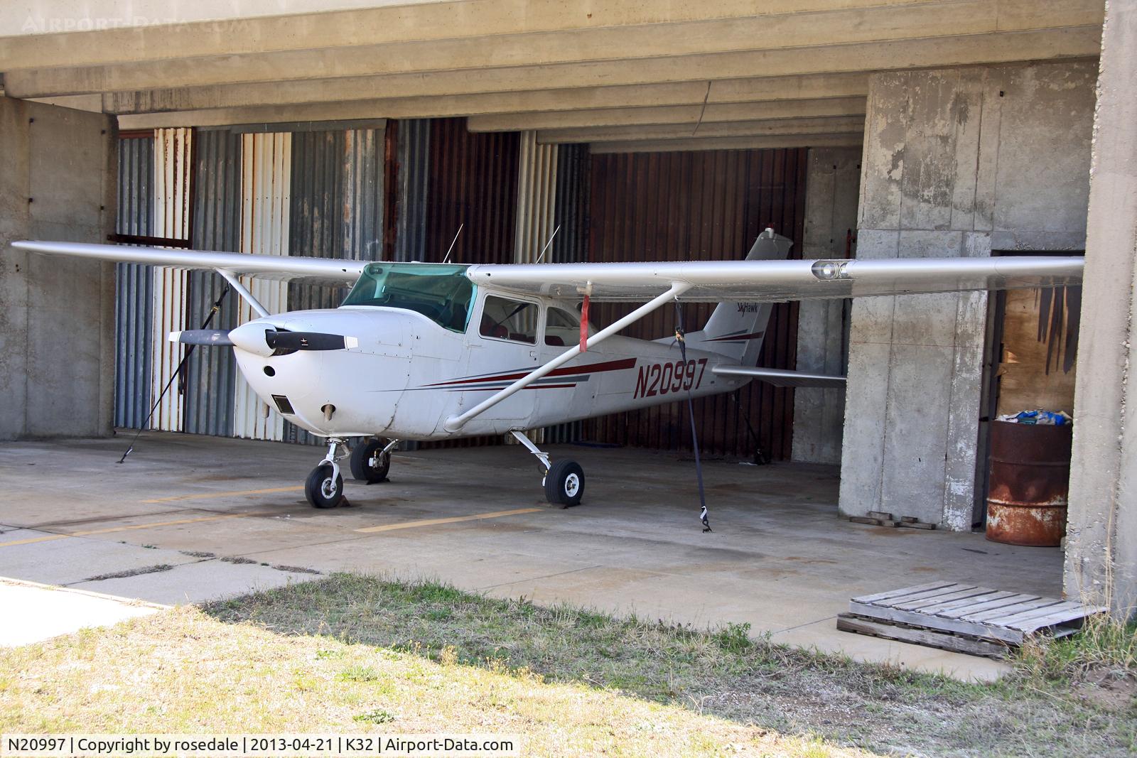 N20997, 1964 Cessna 172E C/N 17251217, At her home airfield of Riverside, Wichita, KS before the airport was closed for development