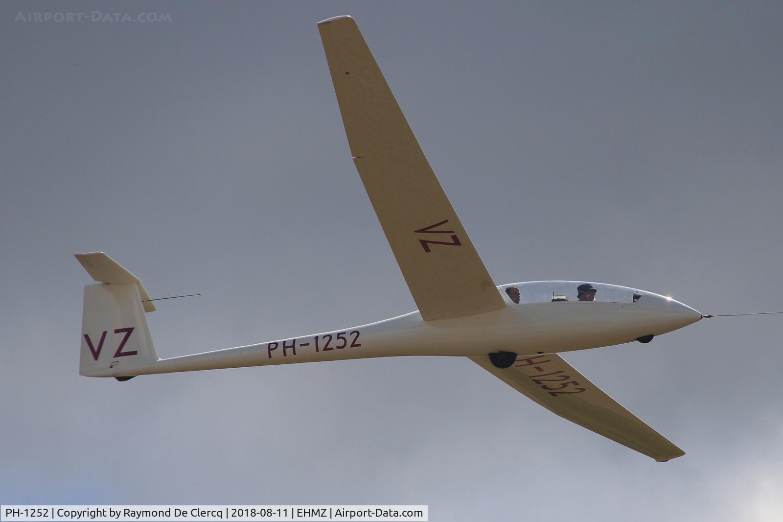 PH-1252, Schempp-Hirth Janus B C/N 64, At Midden Zeeland.