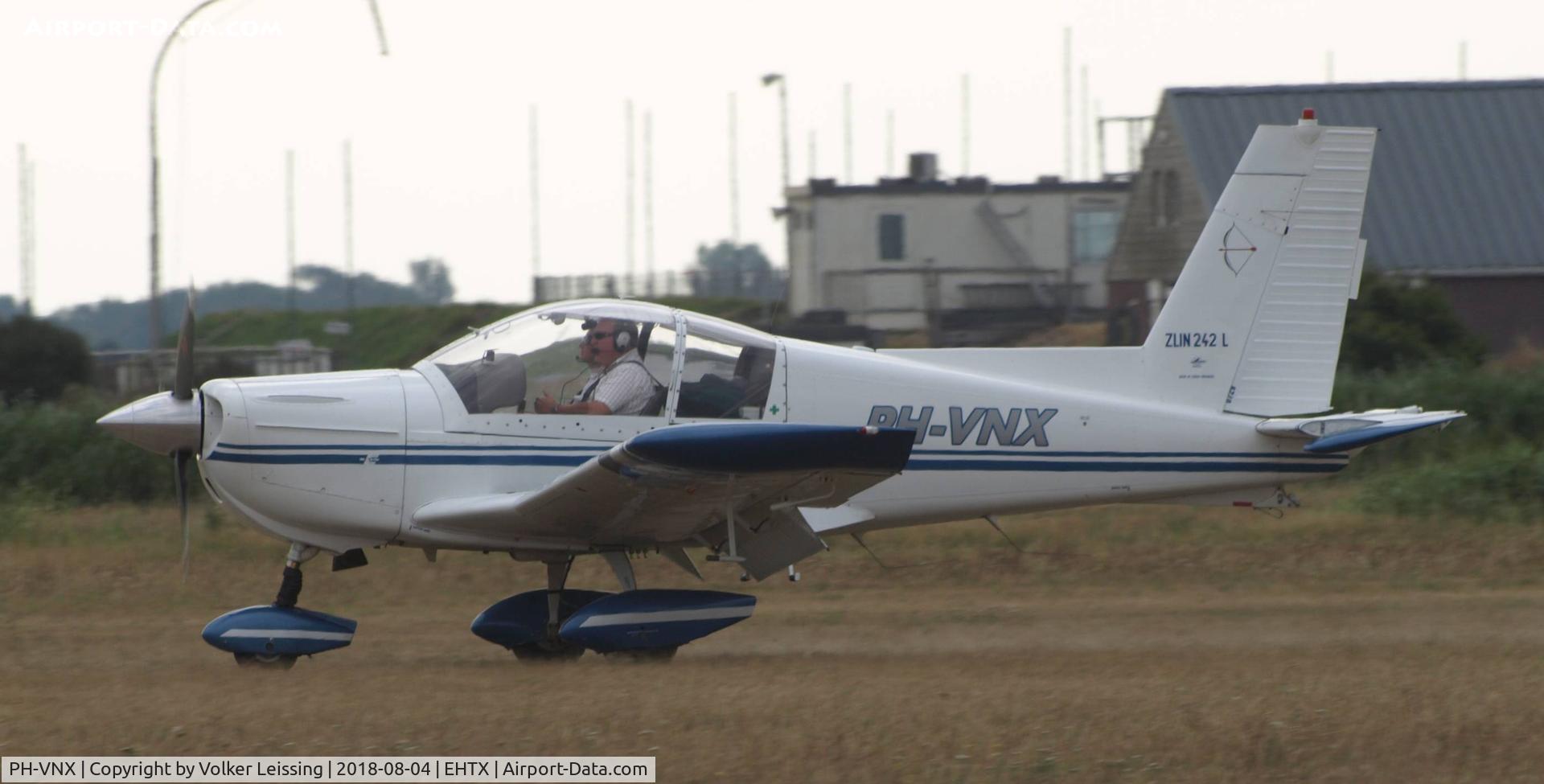 PH-VNX, 1997 Zlin Z-242L C/N 0729, landing