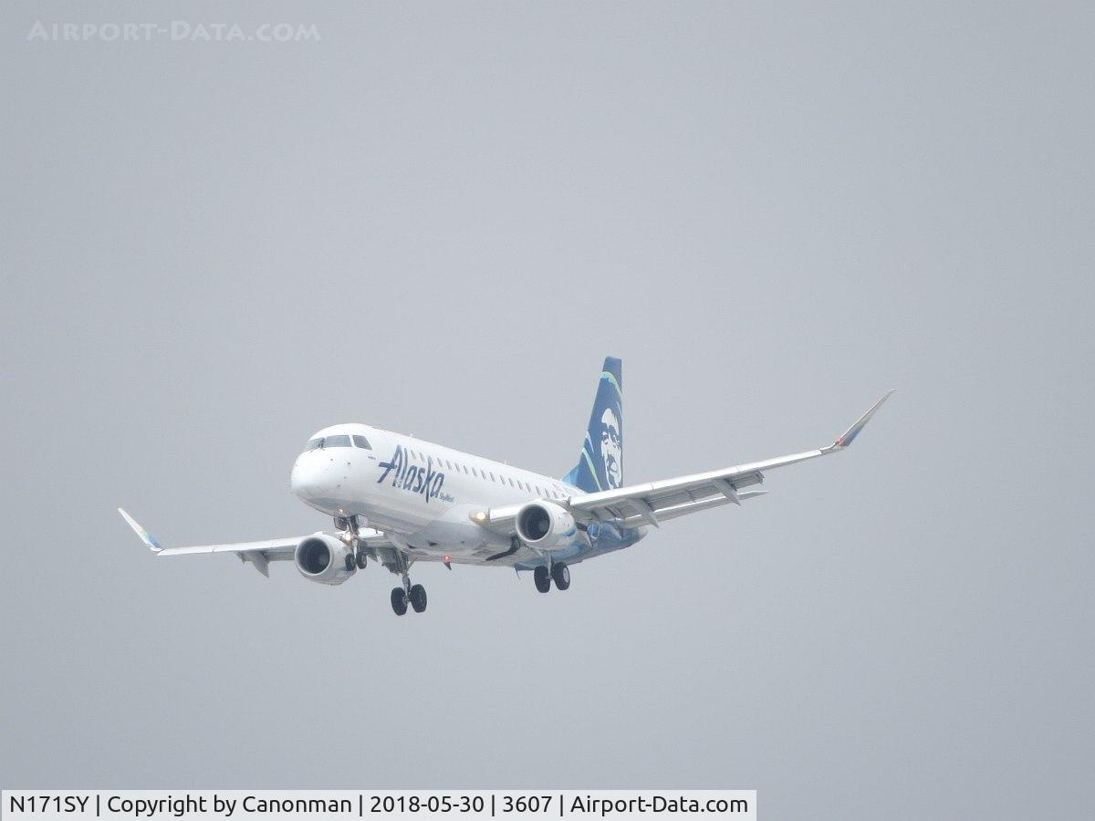 N171SY, 2015 Embraer 175LR (ERJ-170-200LR) C/N 17000485, Landing