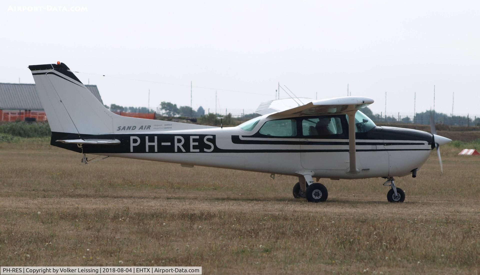 PH-RES, 1978 Reims F172N Skyhawk C/N 1597, taxi to parking