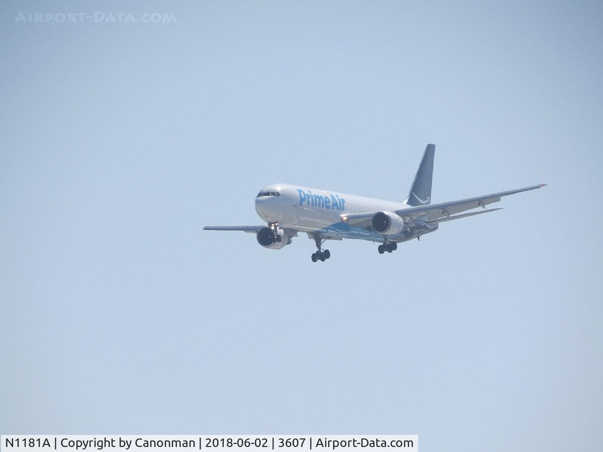 N1181A, 1993 Boeing 767-3Y0/ER C/N 26206, Landing