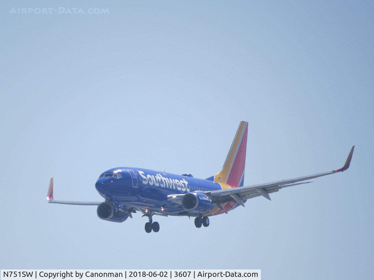 N751SW, 1999 Boeing 737-7H4 C/N 29803, Landing