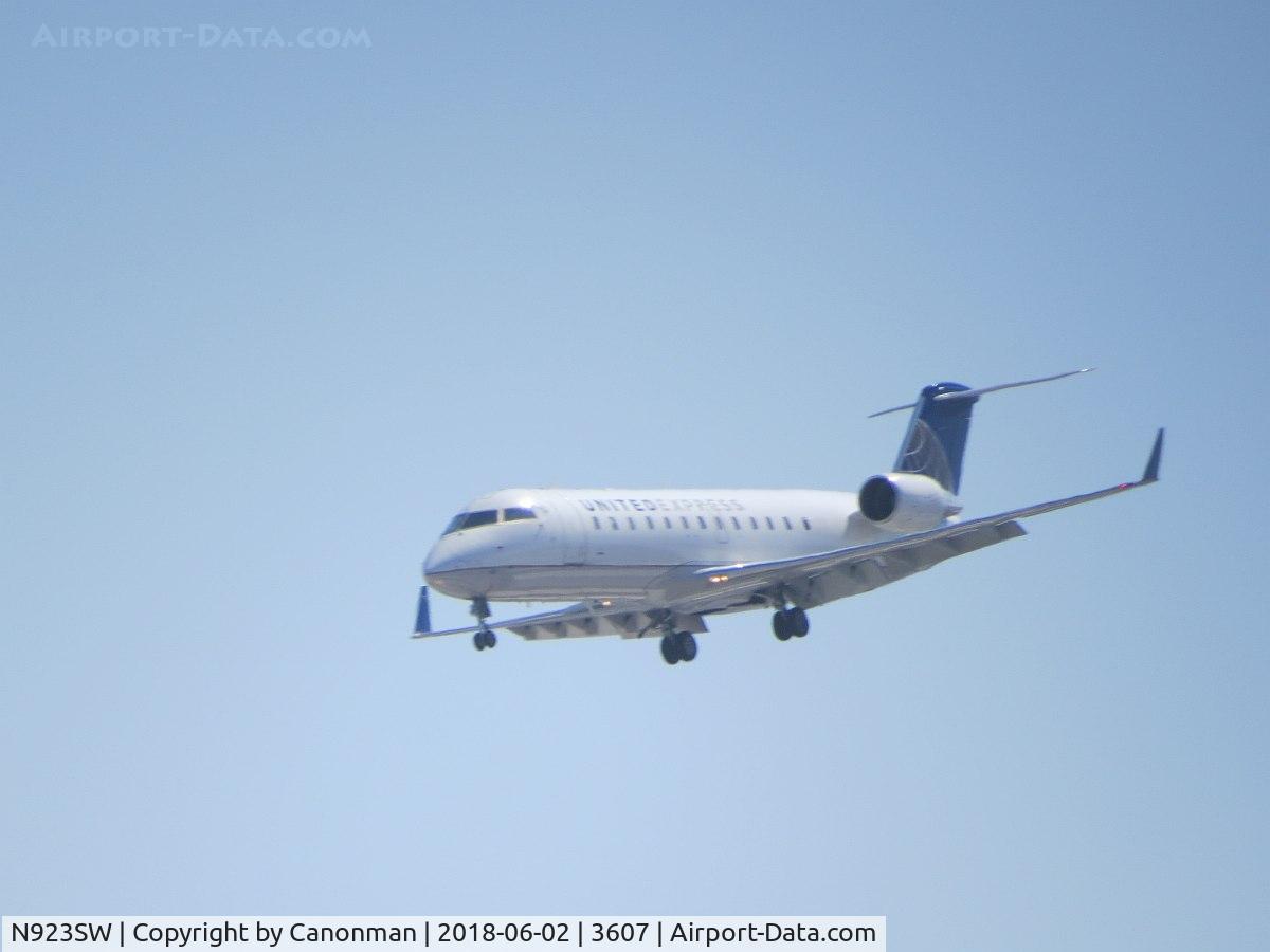 N923SW, 2002 Bombardier CRJ-200LR (CL-600-2B19) C/N 7664, Landing