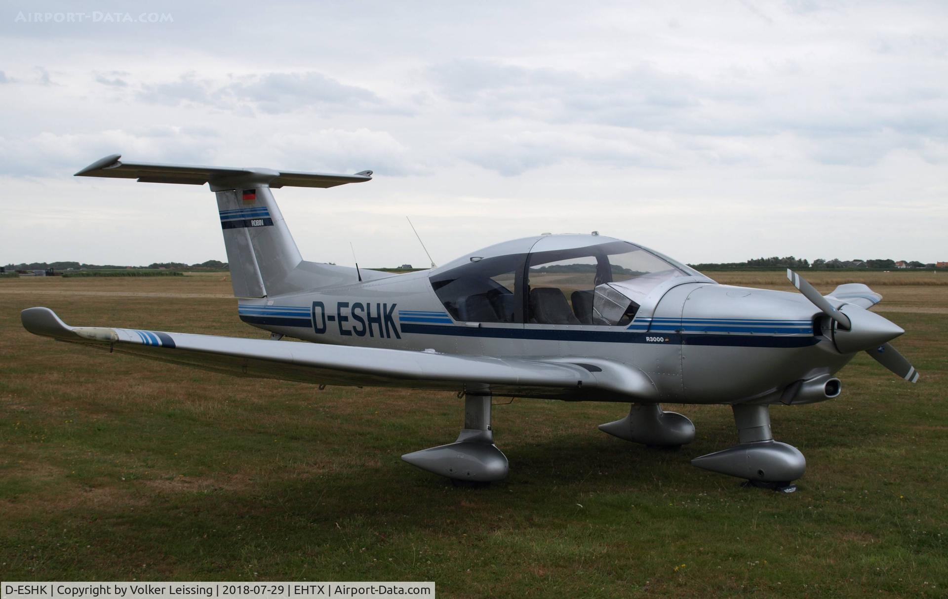 D-ESHK, 1993 Robin R-3000-160 C/N 162, parking