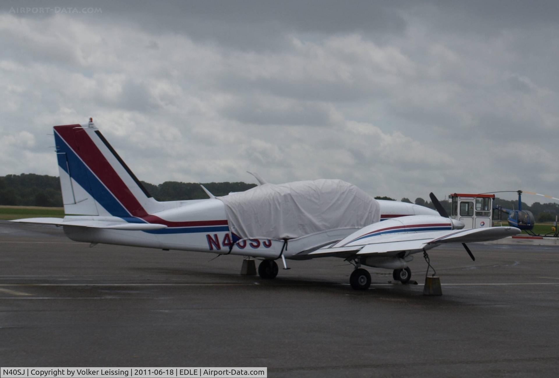 N40SJ, 1978 Piper PA-23-250 C/N 27-7854121, parking
